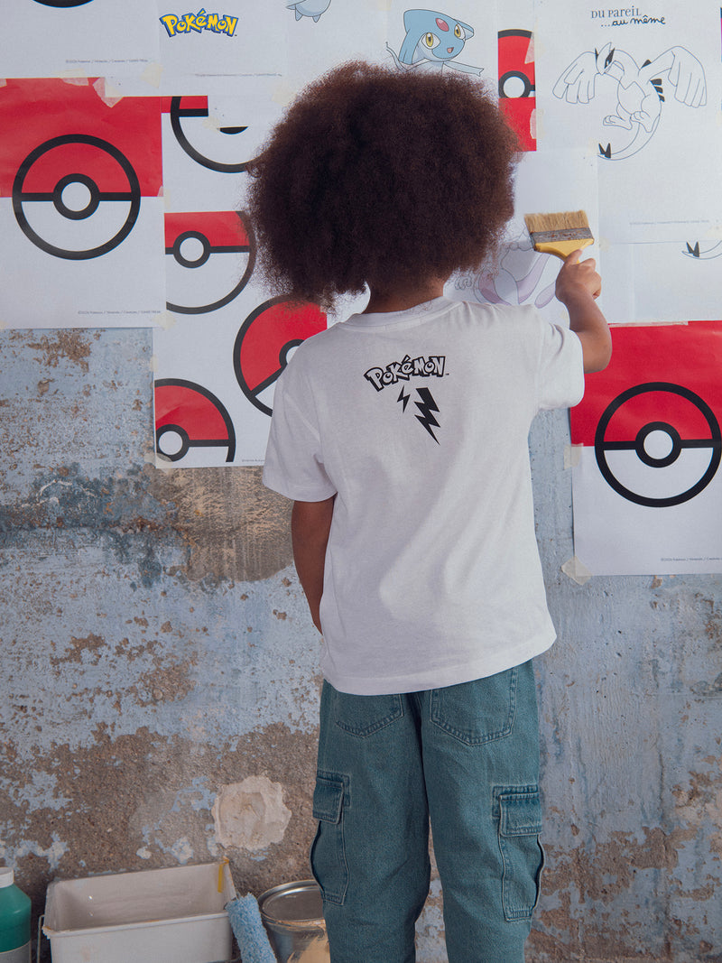 T-shirt branca com animação de Pokémon Raikou