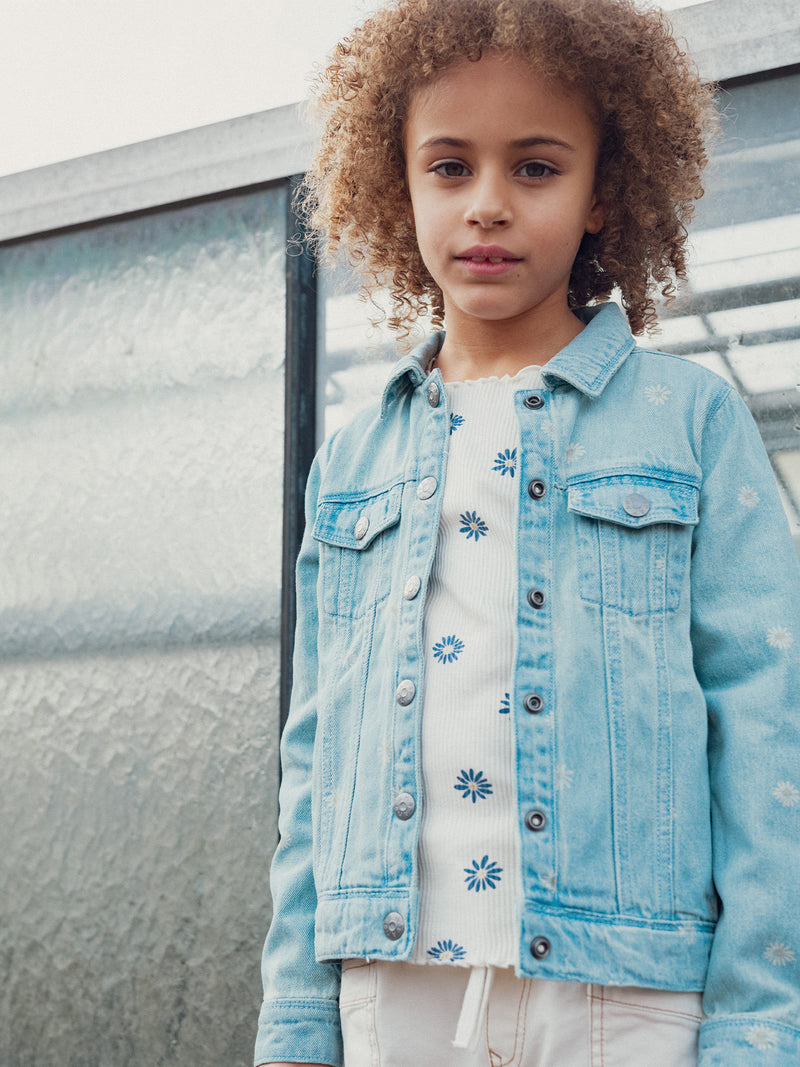 Jaqueta em Denim Claro com Bordados de Flores para Meninas
