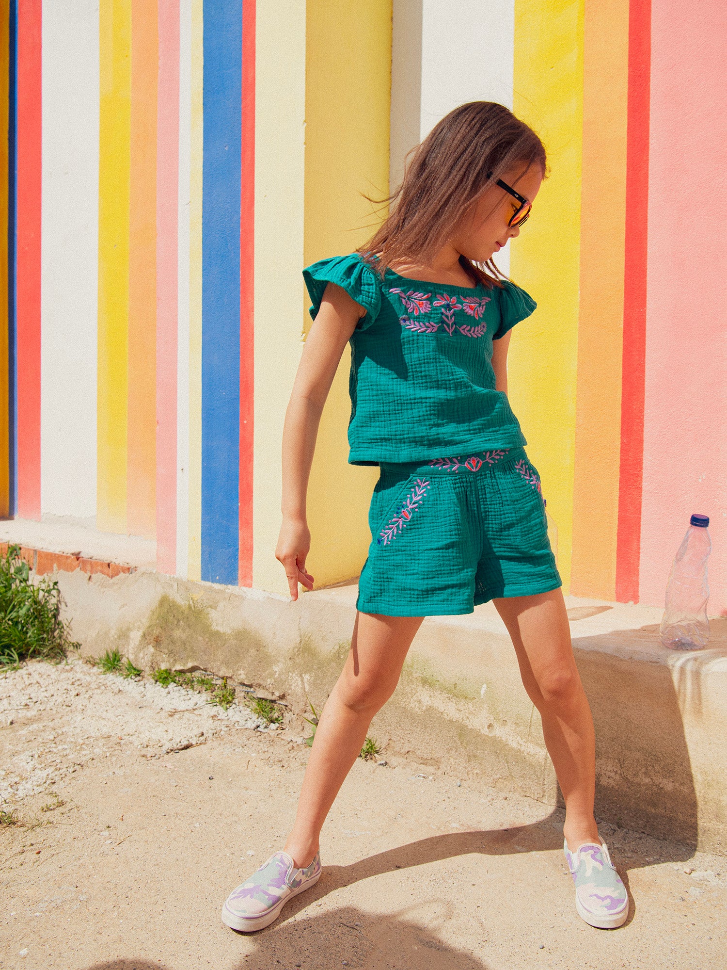 Short vert à broderies florales pour fille