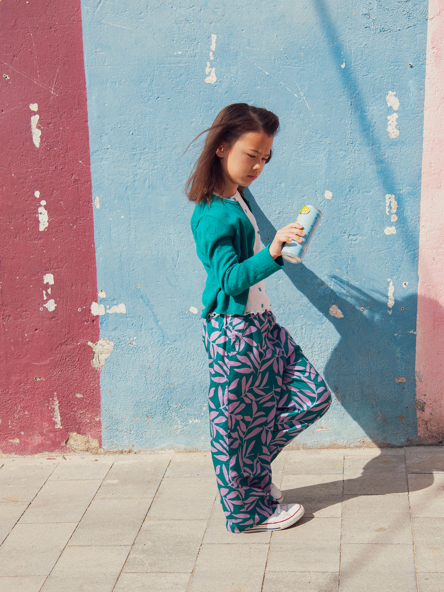 Calças verdes com estampa de folhas para meninas