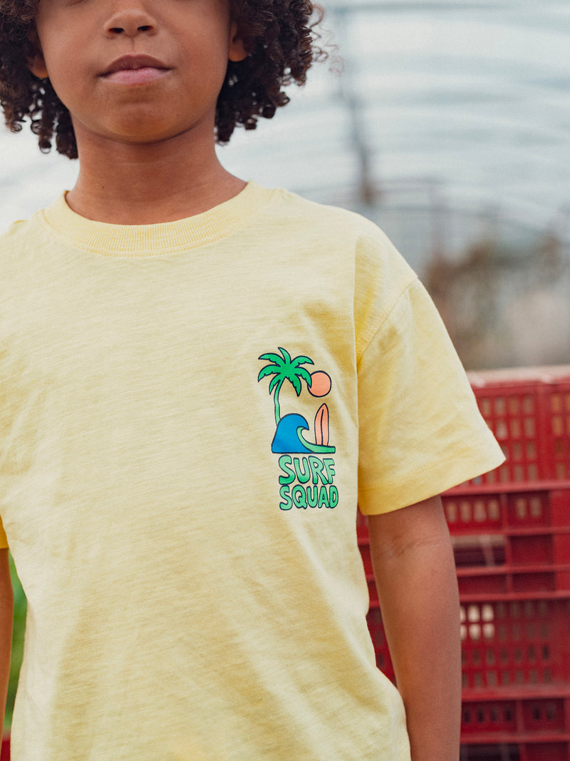 T-shirt amarela de mangas curtas com animação de surf para rapazes