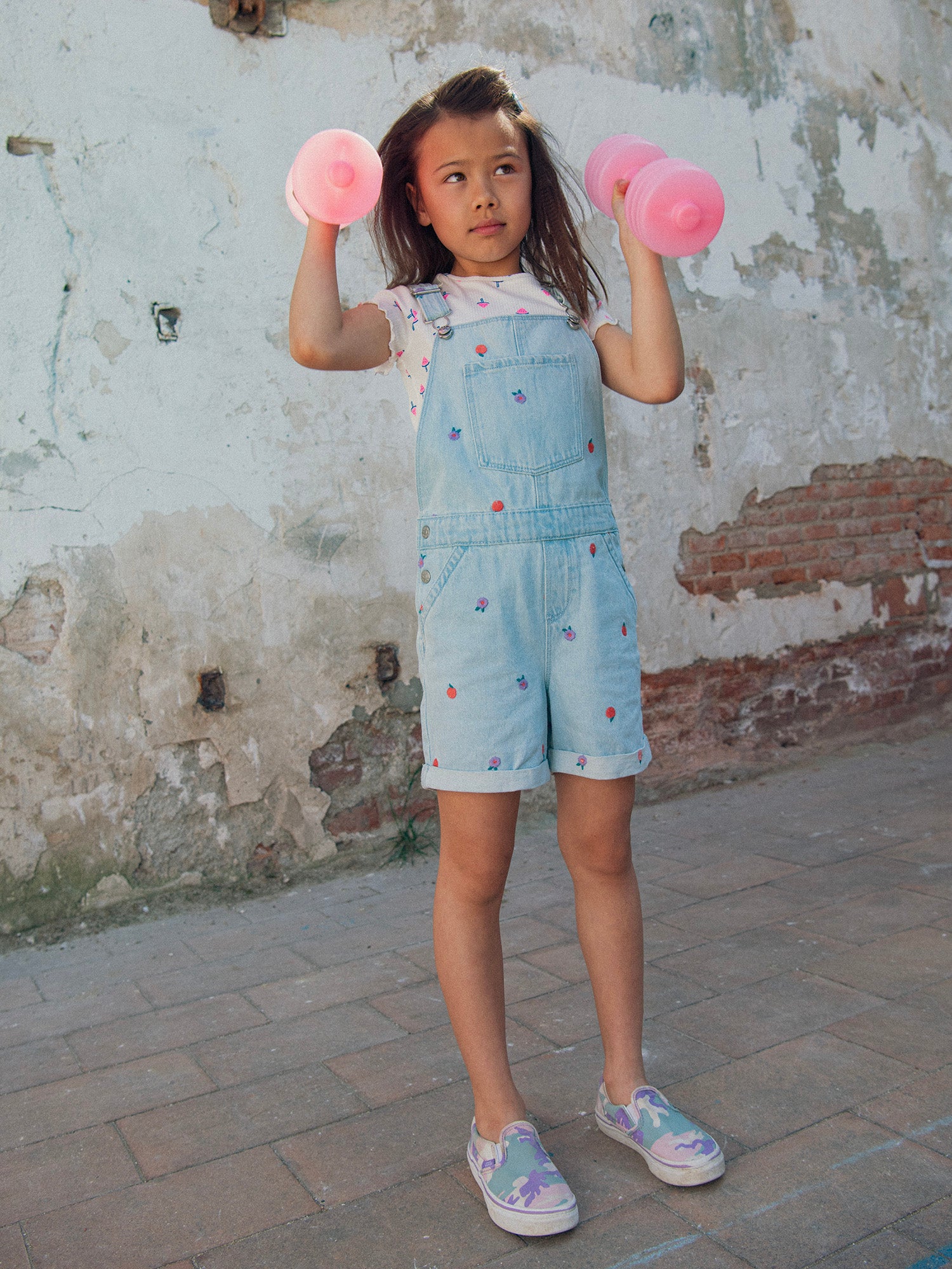 Salopete de denim bordada para meninas