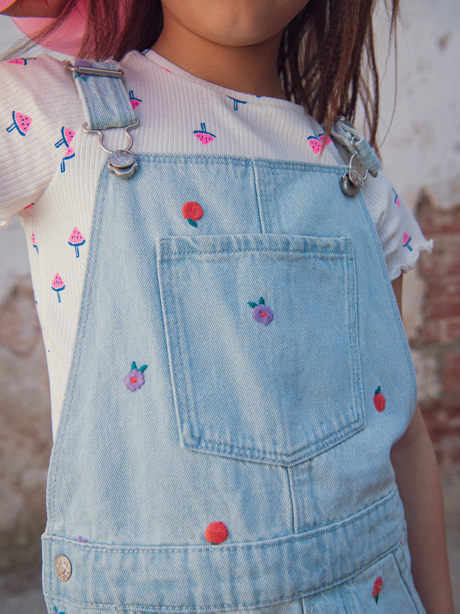 Salopete de denim bordada para meninas