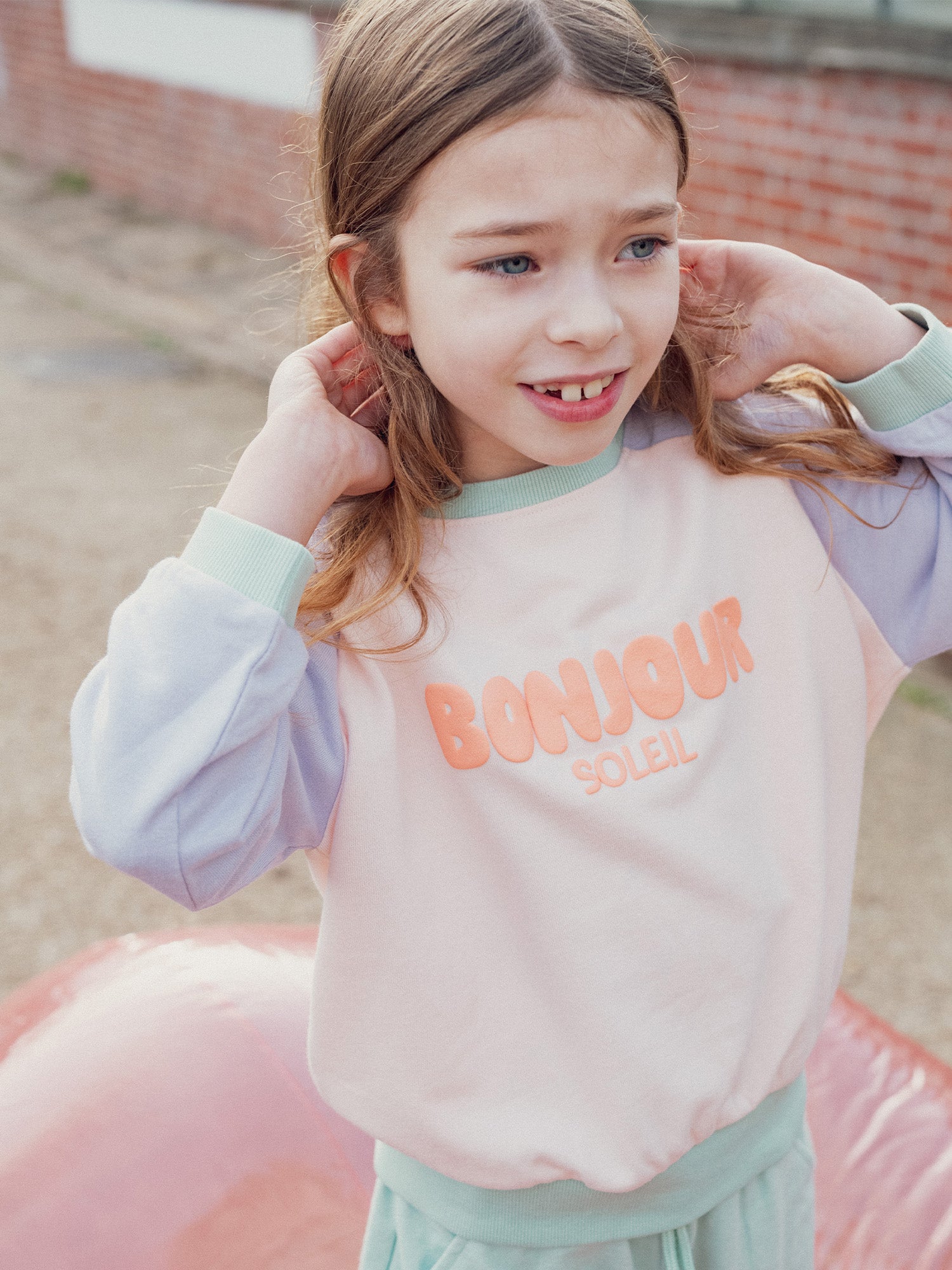 Top de jogging color block com animação olá sol para meninas