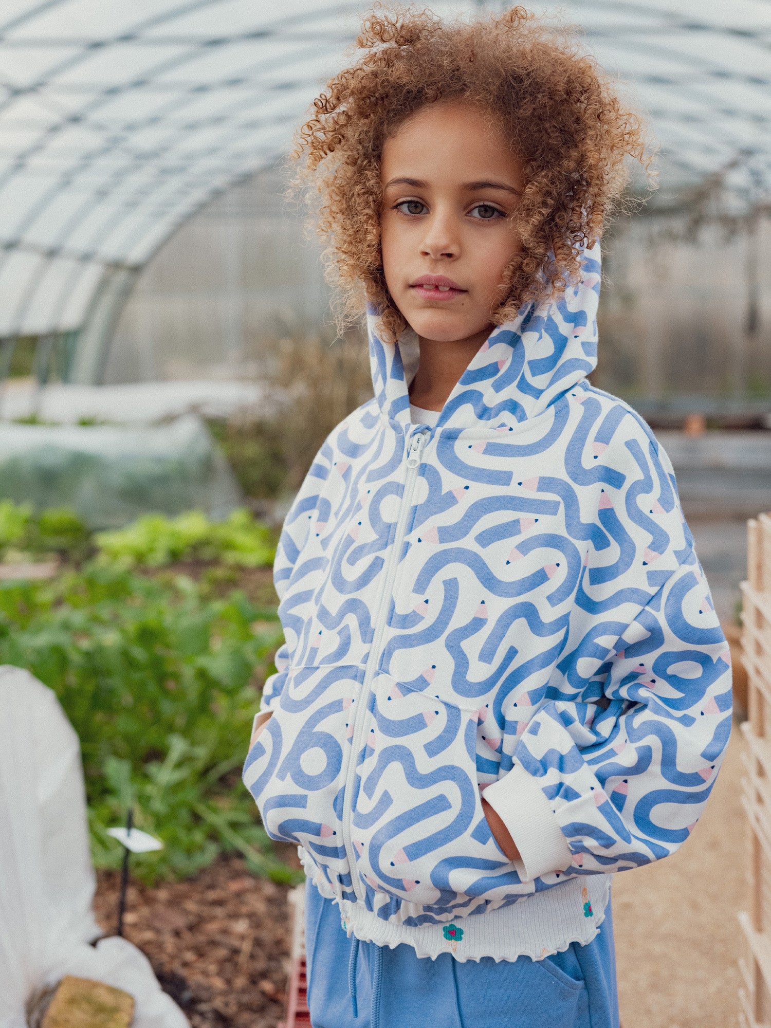 Sweatshirt ecru com estampa de lápis para meninas