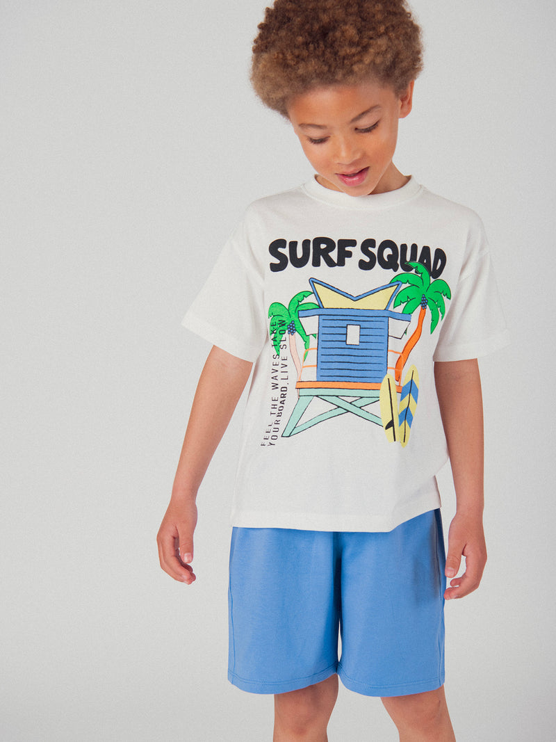 Conjunto de t-shirt écru e calções azuis com animação para menino