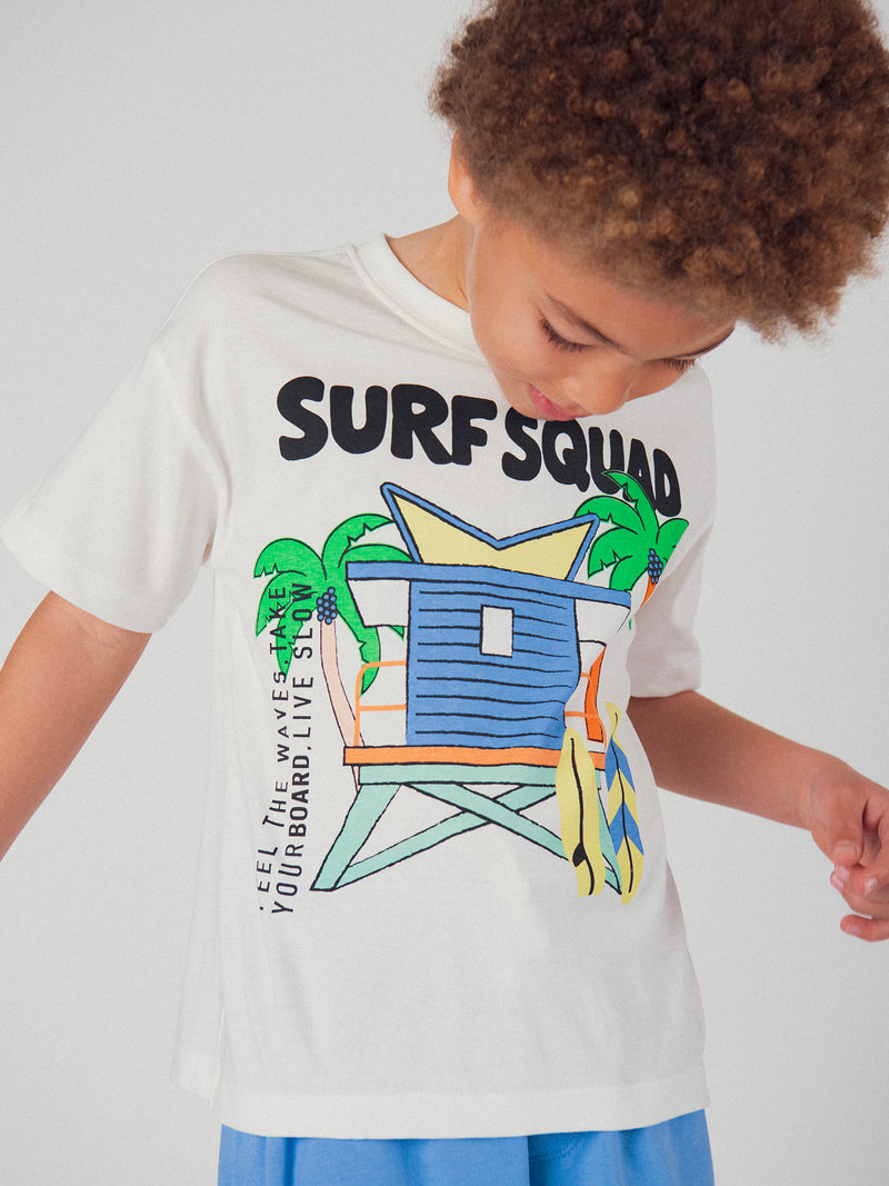 Conjunto de t-shirt écru e calções azuis com animação para menino