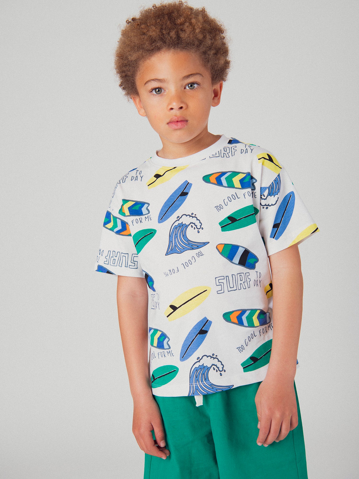 Ensemble t-shirt blanc et short vert avec imprimé pour garçon