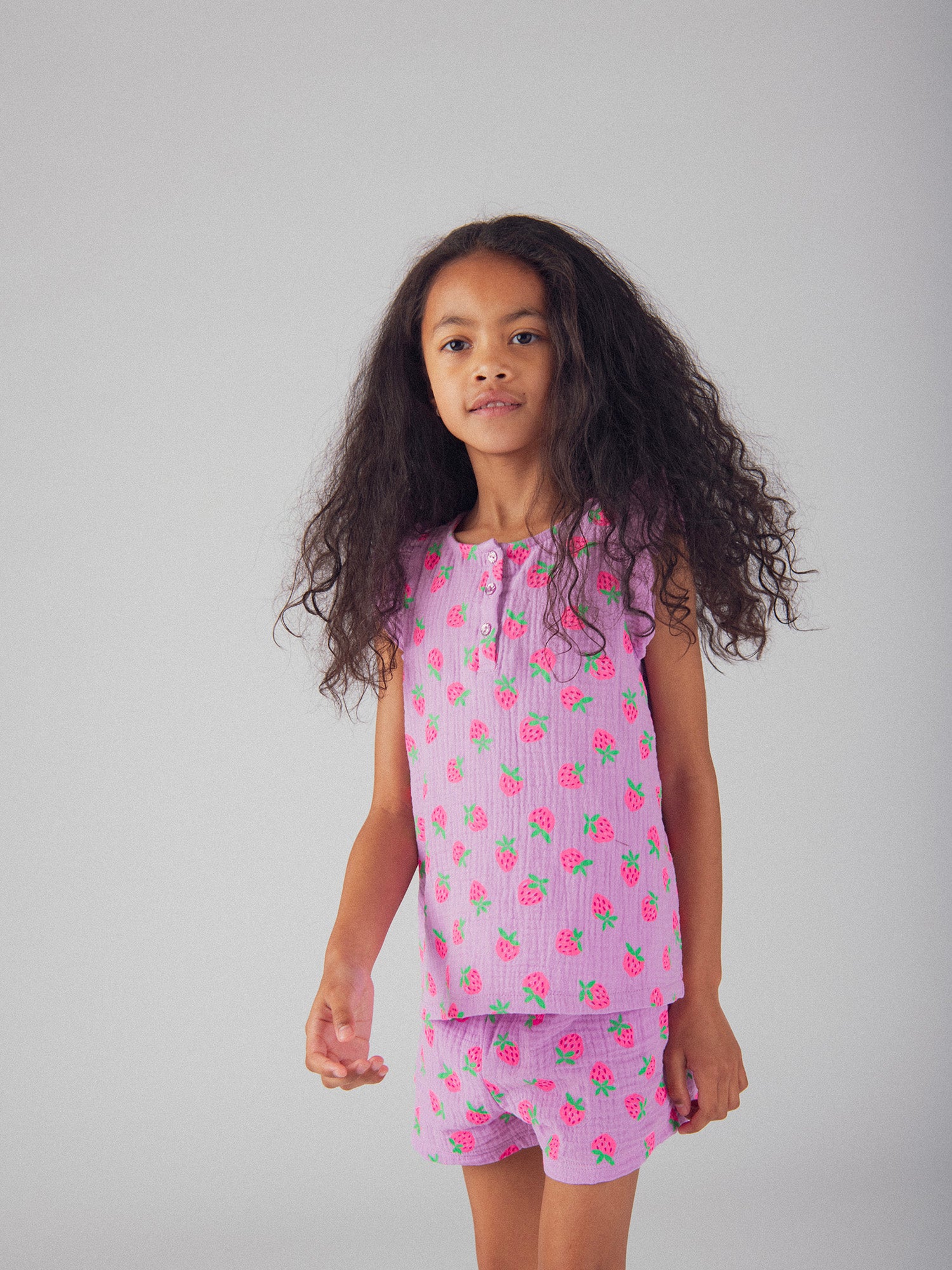 Pijama curto roxo impresso "Morango Gourmet" para meninas