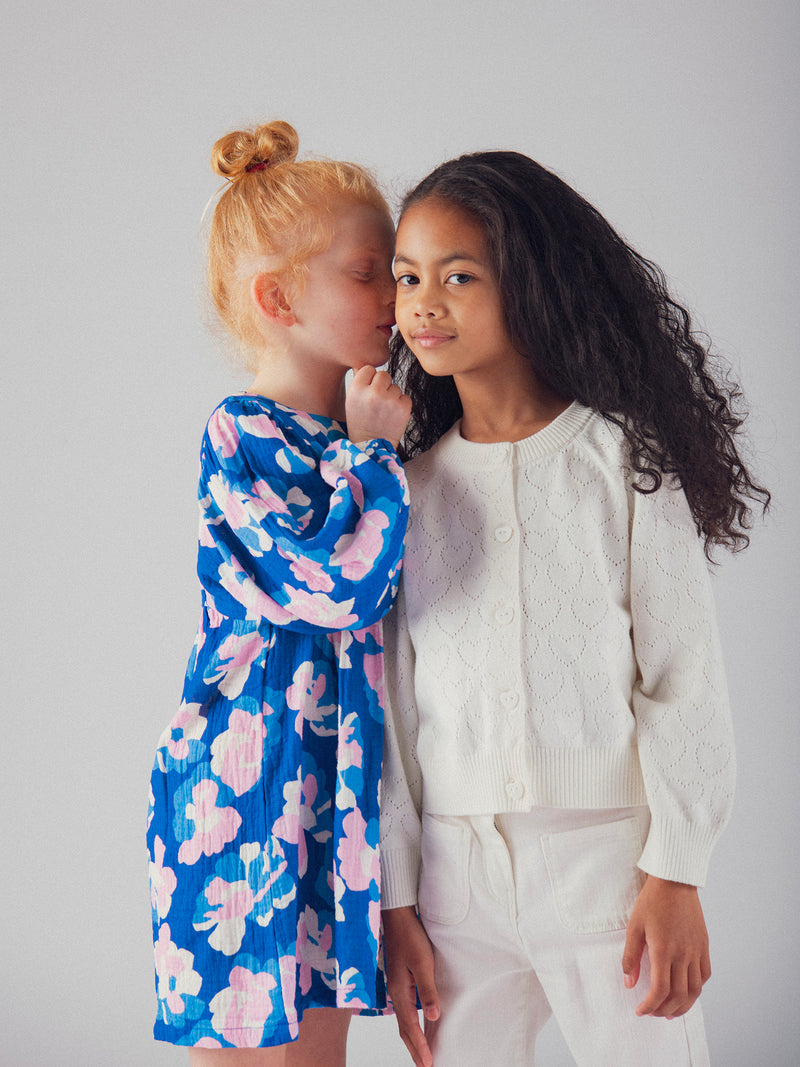 Cardigan branco estragado com detalhe de coração para meninas