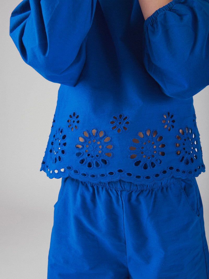 Blusa azul com bordado inglês para meninas