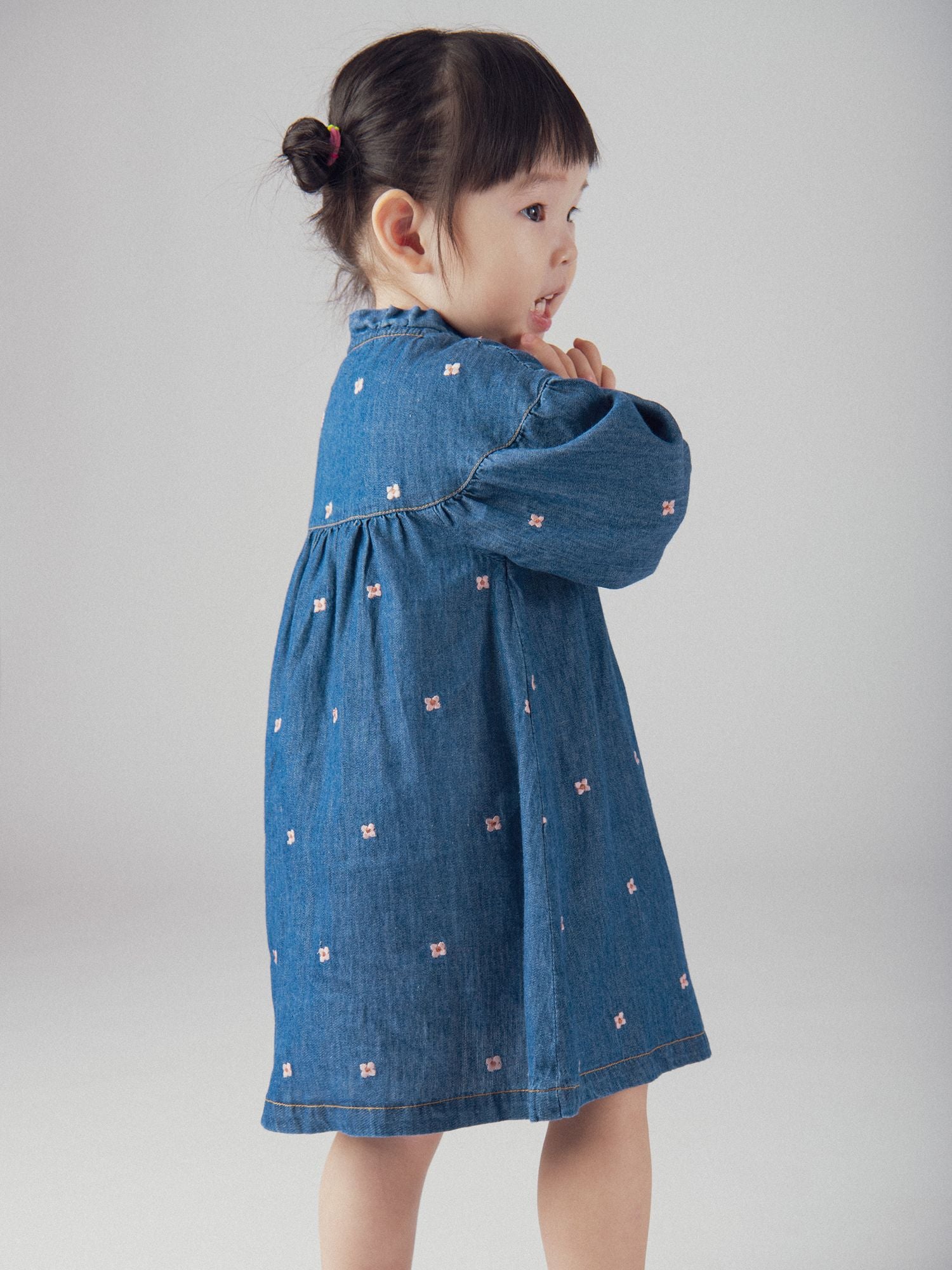 Robe en denim léger à broderies fleurs pour bébé fille