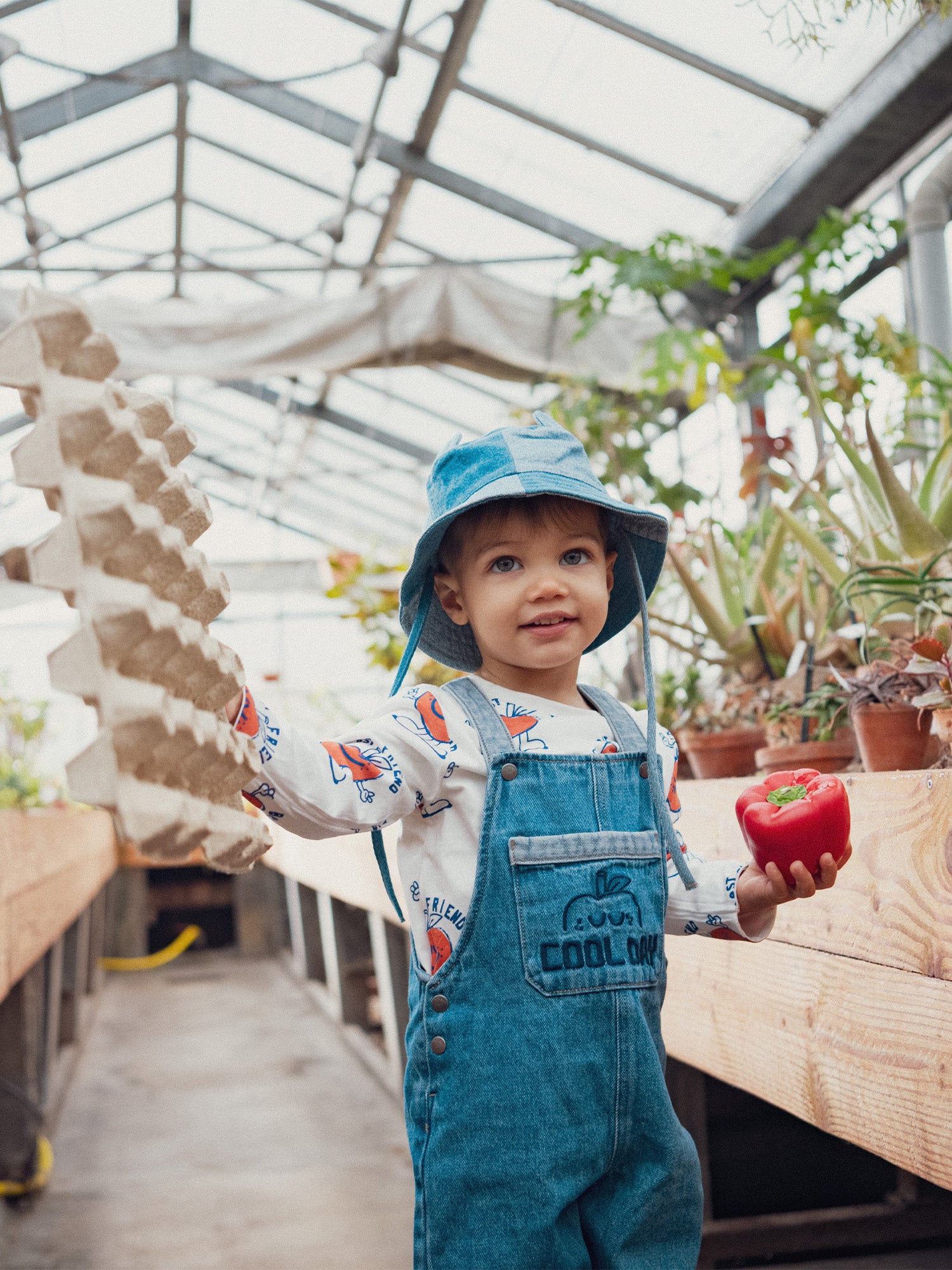 Salopette bleu bicolore motif pomme pour bébé garçon