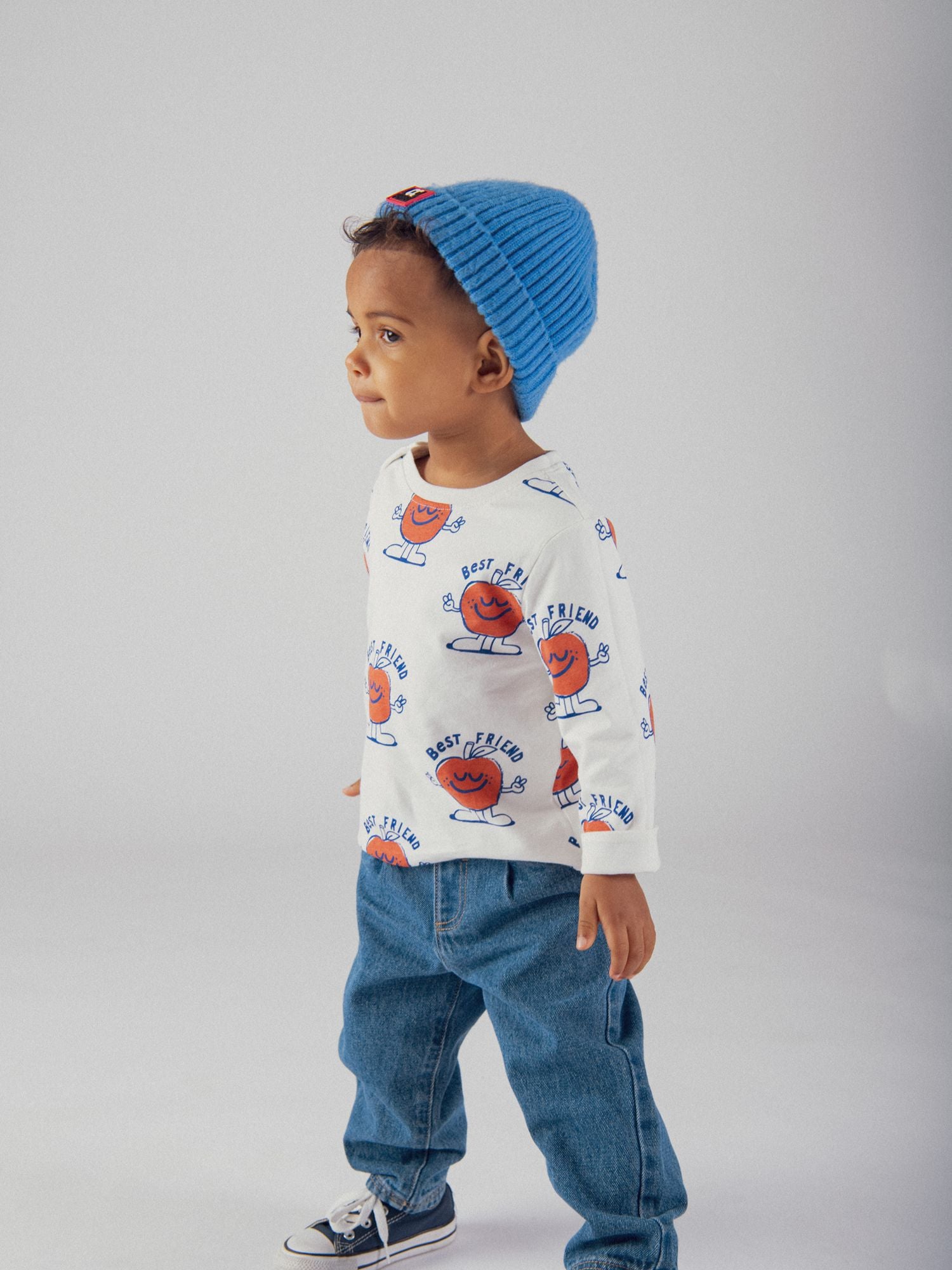 Jeans azul bicolor com motivo de maçã para bebé rapaz