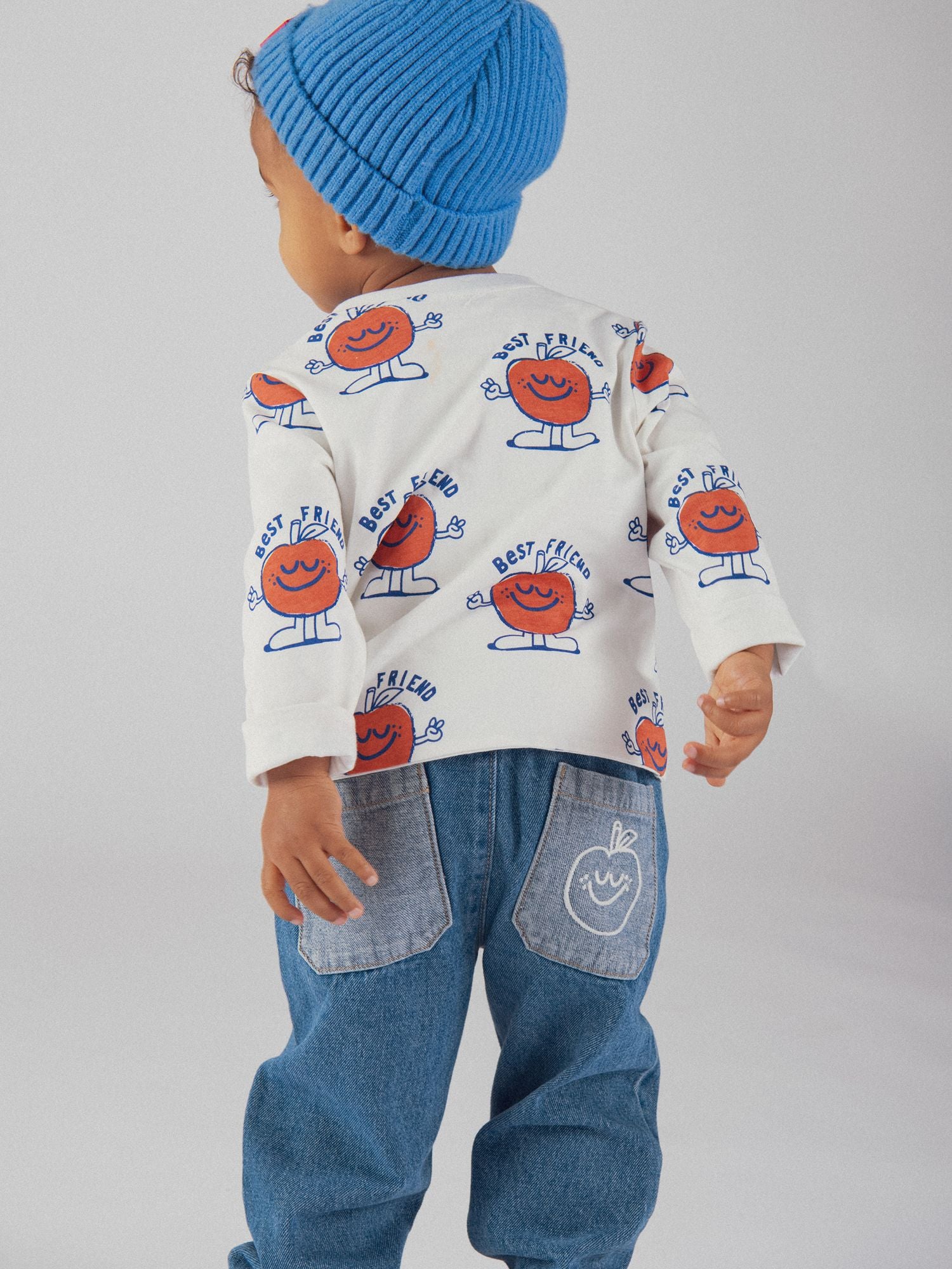 Jeans azul bicolor com motivo de maçã para bebé rapaz