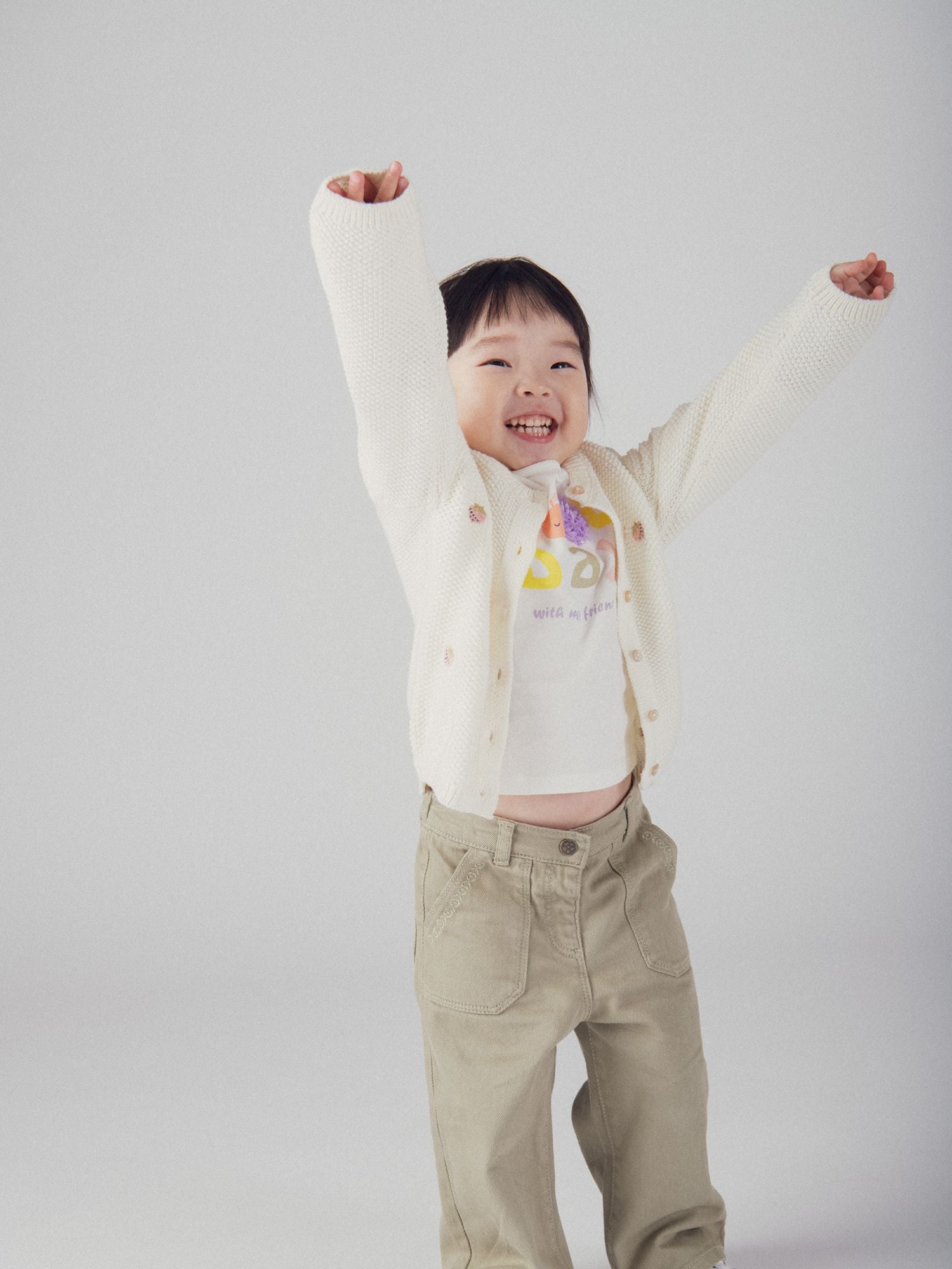 Cardigan en tricot écru avec broderie fraise pour bébé fille