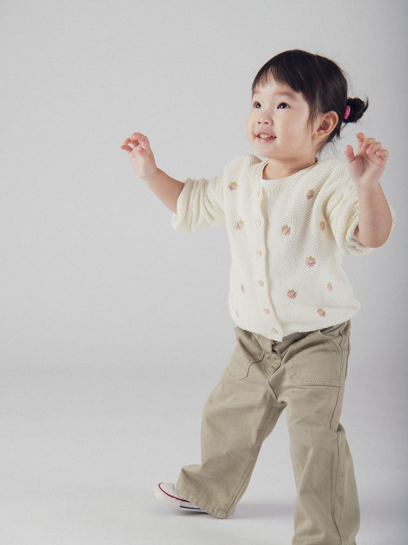 Cardigan em tricô ecru com broderia de morango para bebé menina