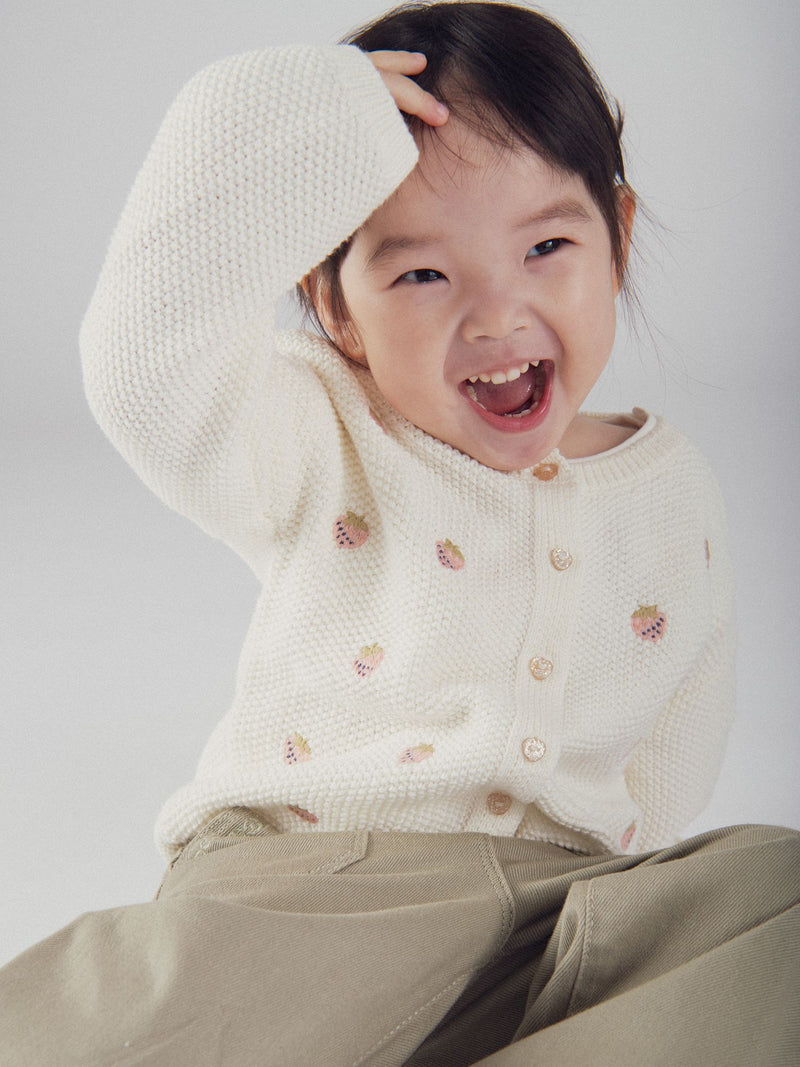 Cardigan em tricô ecru com broderia de morango para bebé menina