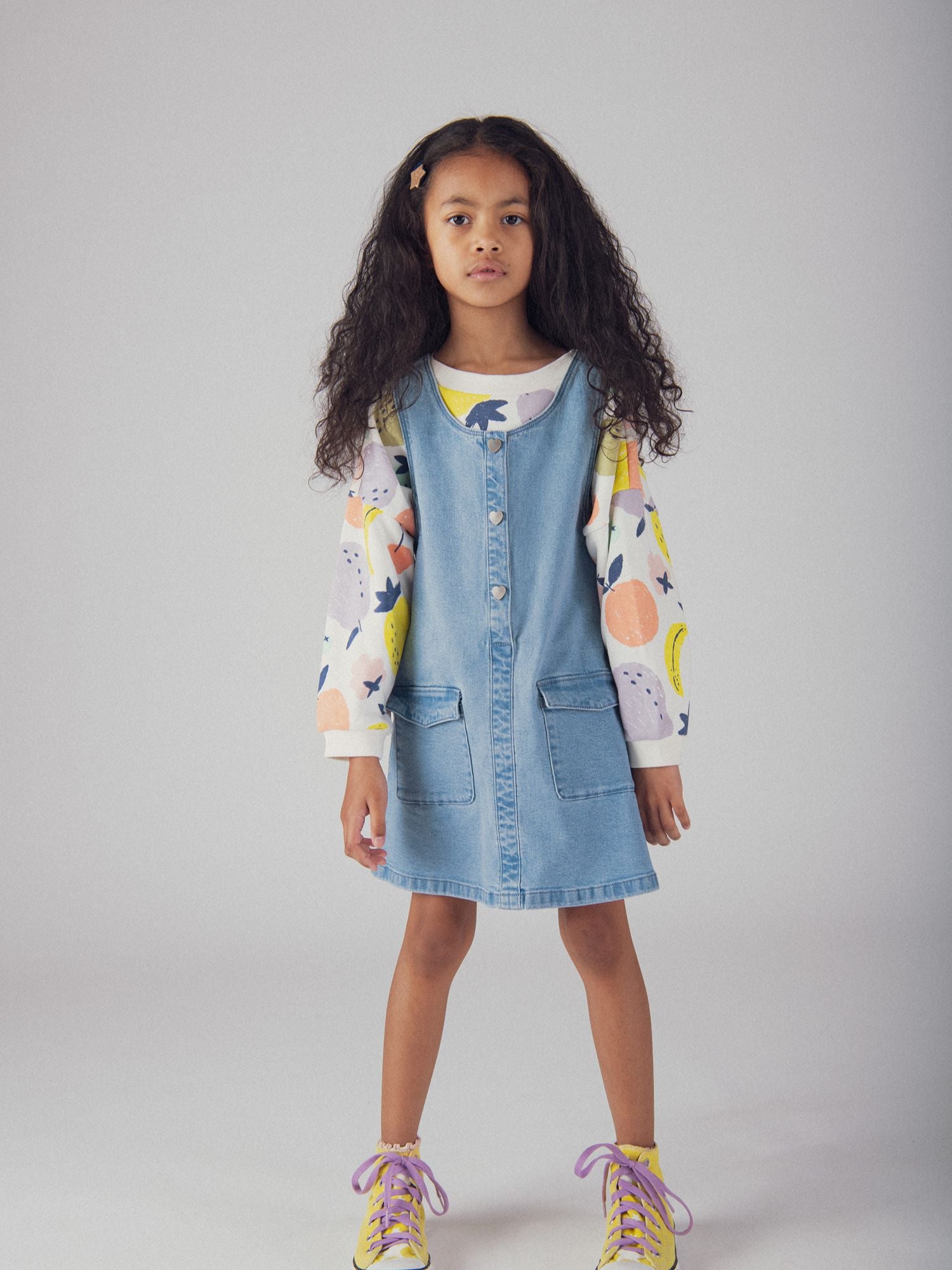 Vestido em denim com botões de pressão para menina