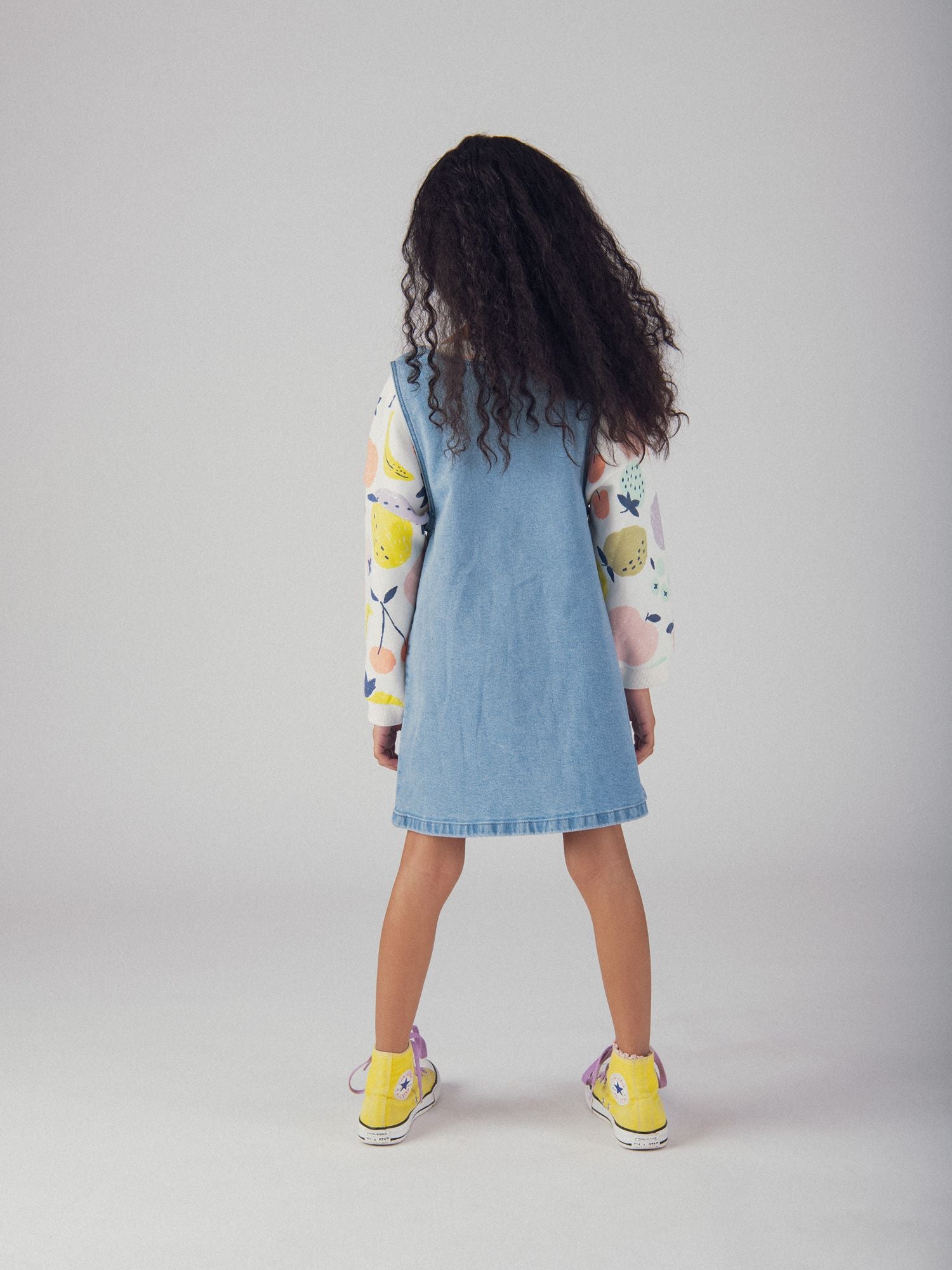 Vestido em denim com botões de pressão para menina