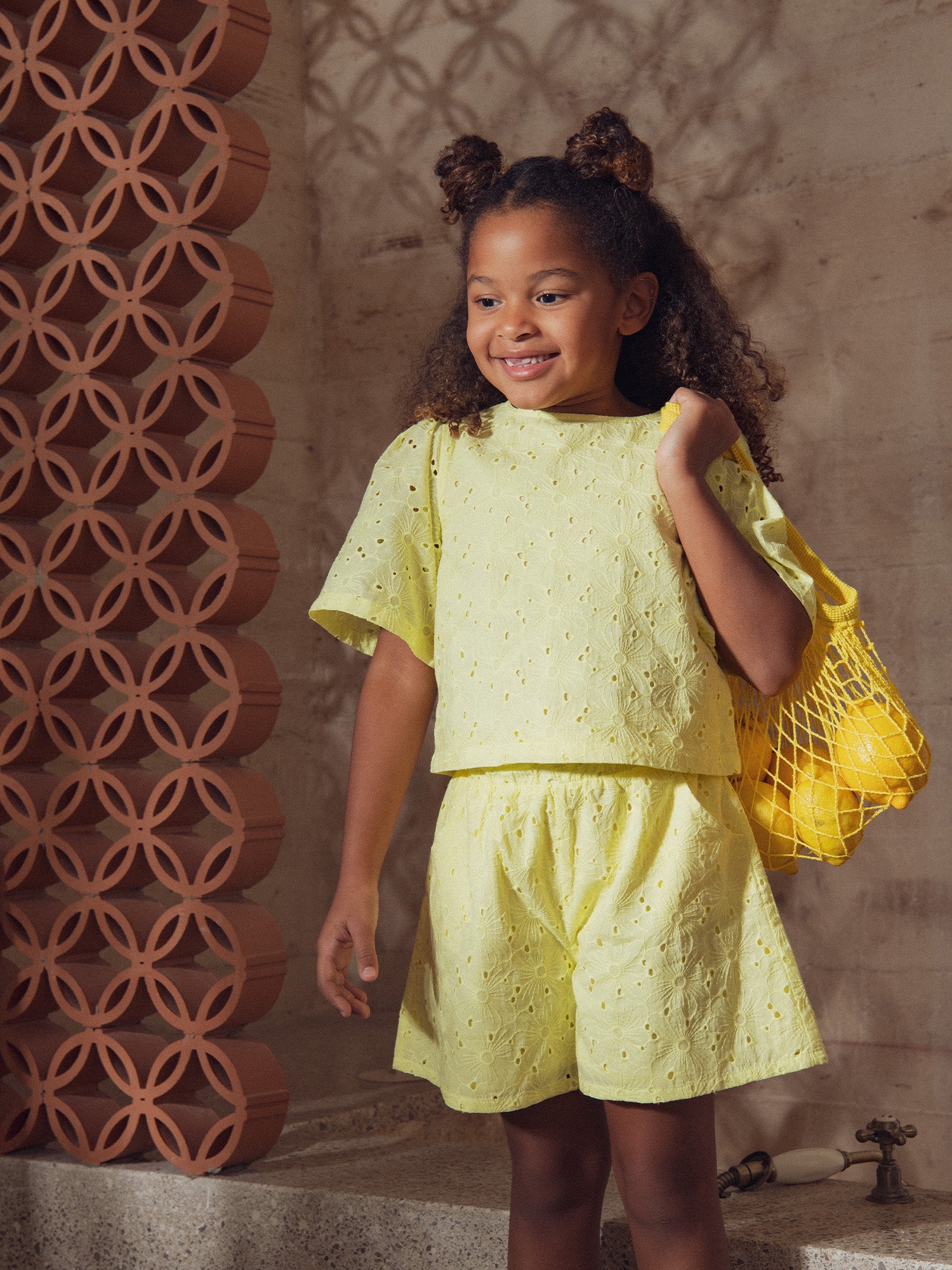 Short jaune pale en broderie anglaise pour fille