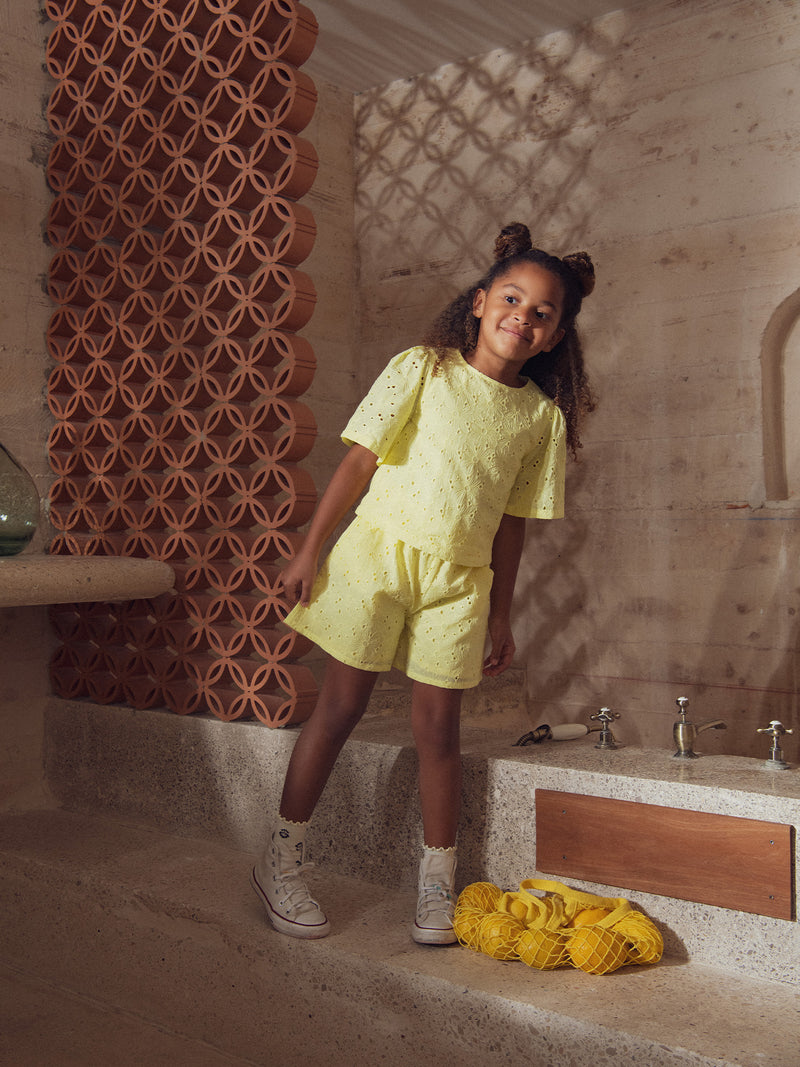 Blusa amarela pálida em bordado inglês para meninas