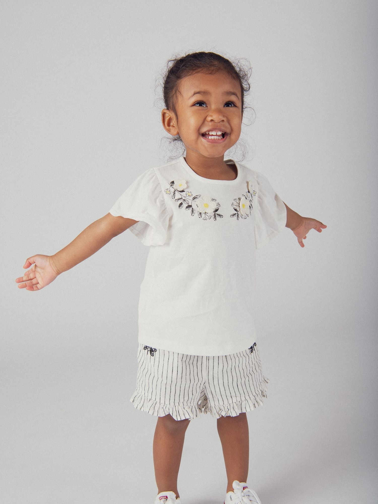 T-shirt brodé à fleurs écru avec manches volantées pour bébé fille