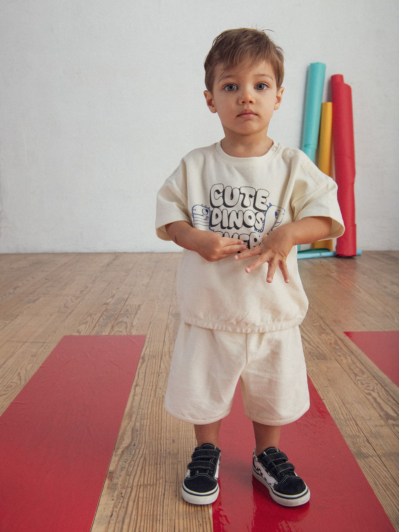 Conjunto de t-shirt e calções "Cute Dinos" para menino