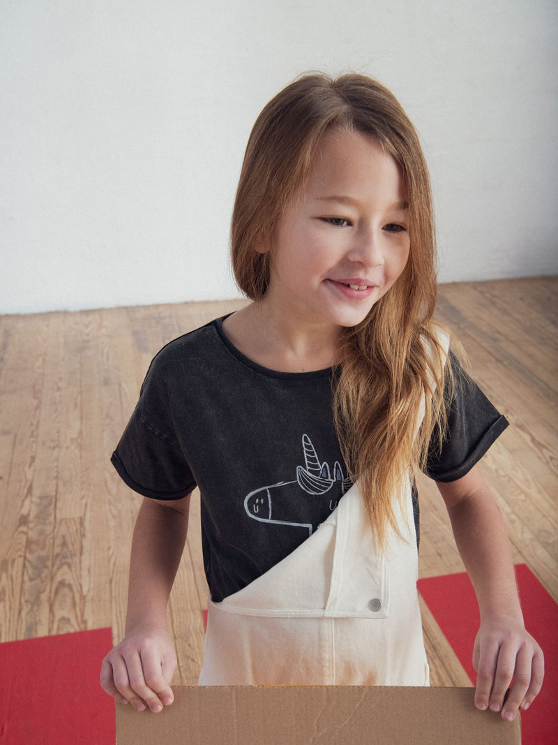 T-shirt cinza escuro com animação de unicórnio para meninas