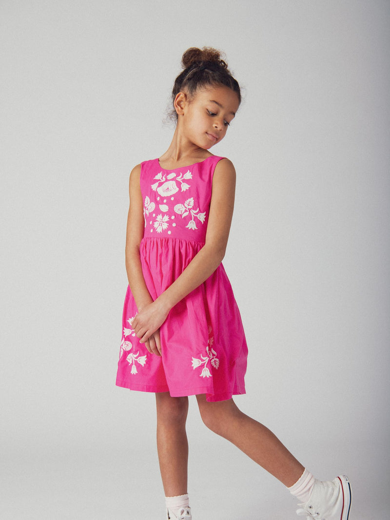 Vestido rosa com bordados florais para meninas