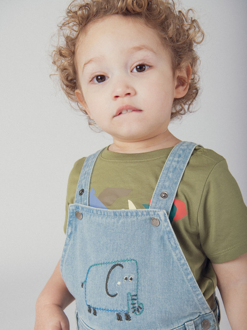 Salopete curta em denim claro com padrão de "Elefante" para bebés rapazes