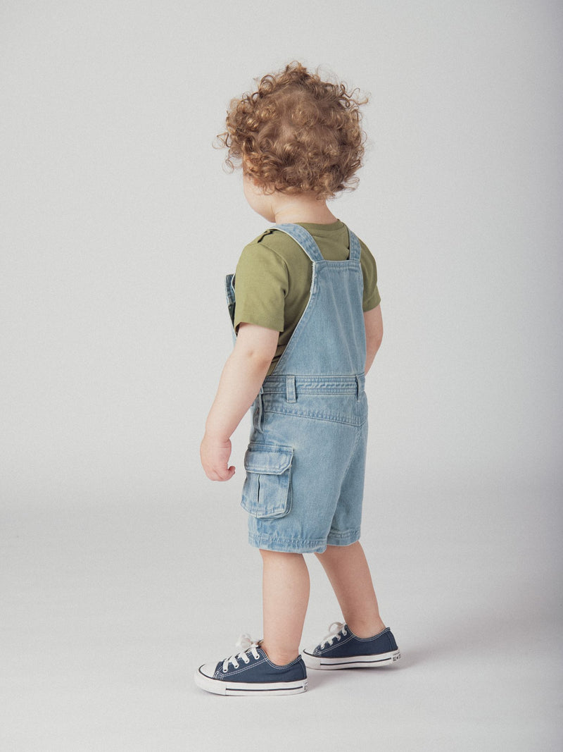 Salopete curta em denim claro com padrão de "Elefante" para bebés rapazes