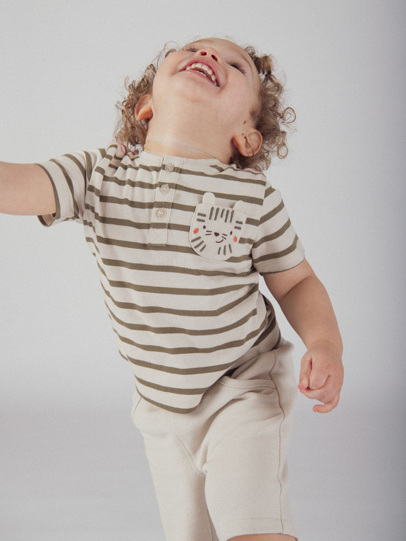 T-shirt riscada bege "Tigre" para menino bebé