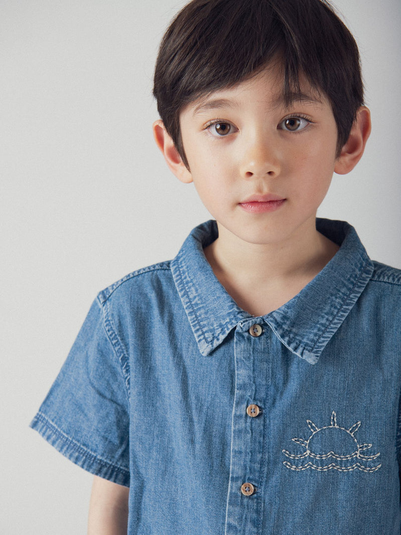 Camisa de denim azul com bordado do sol para meninos