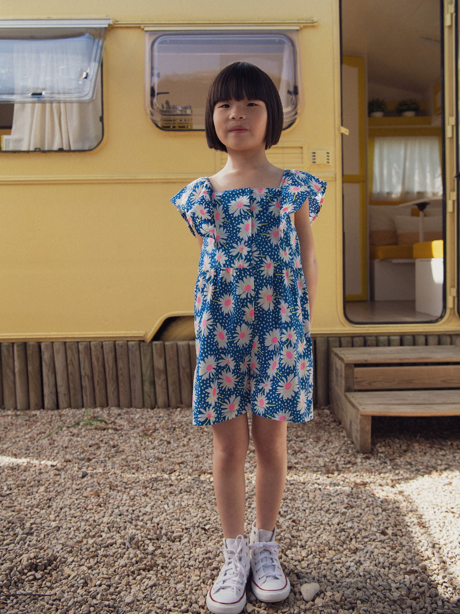 Macacão azul com estampado de flores para menina