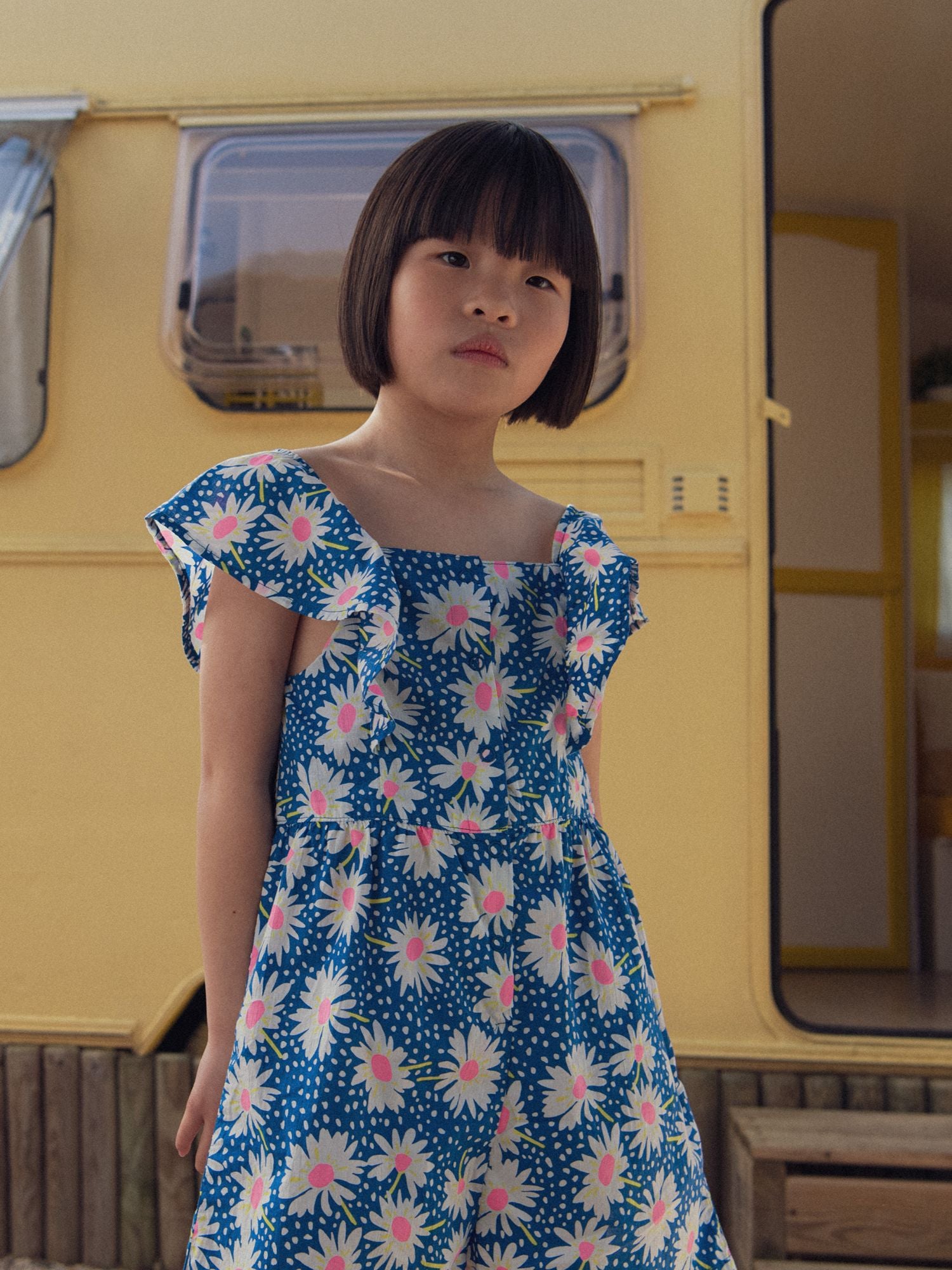 Macacão azul com estampado de flores para menina