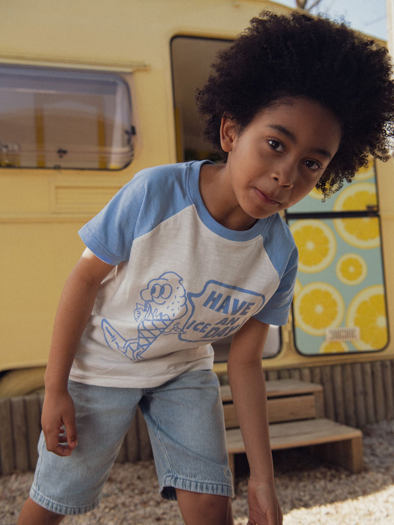 T-shirt ecru de mangas curtas com mangas contrastantes e animação de gelo para rapazes