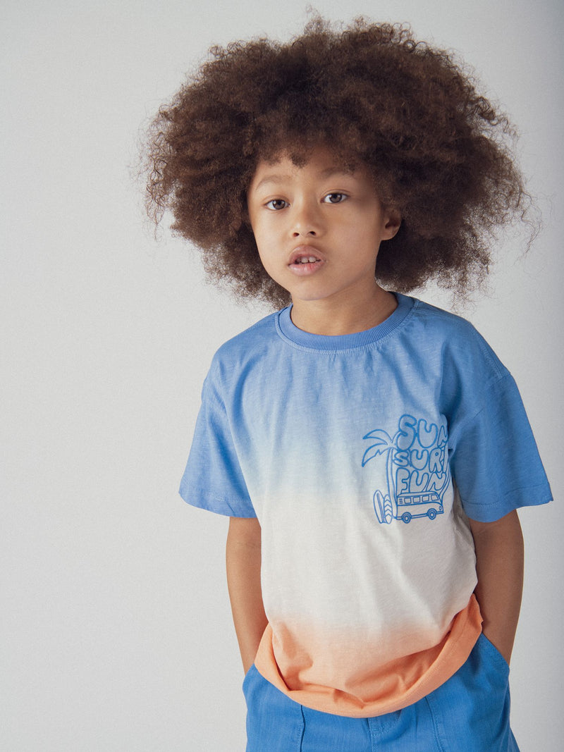 T-shirt tie-dye azul e laranja para menino