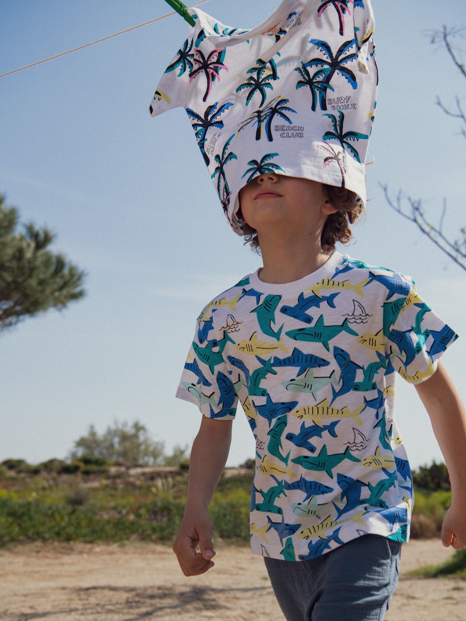 T-shirt blanc imprimé requins pour garçon