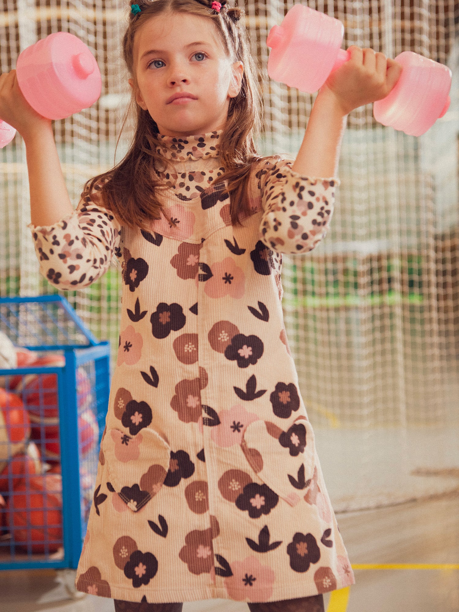 Vestido de veludo com estampado de flores